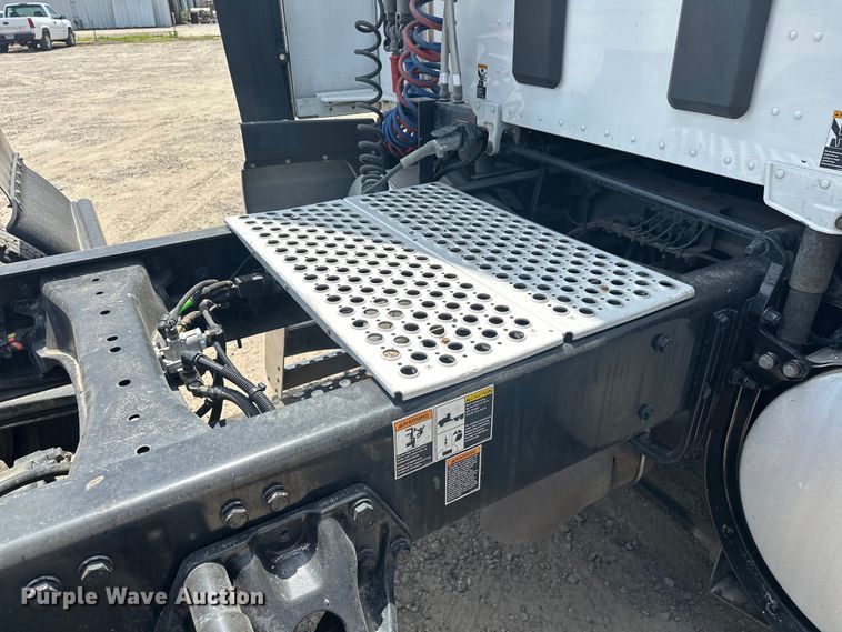 image for item EJ4357 2019 Kenworth  T680 semi truck