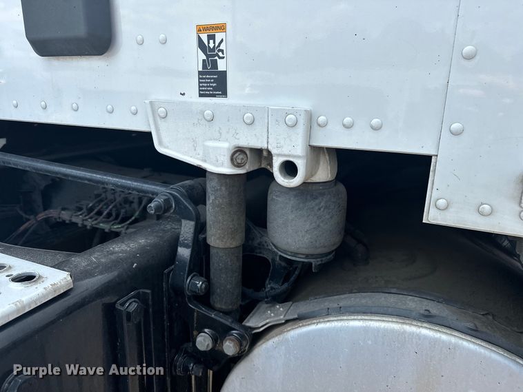 image for item EJ4357 2019 Kenworth  T680 semi truck