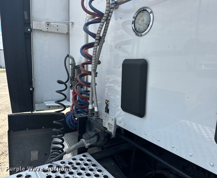 image for item EJ4357 2019 Kenworth  T680 semi truck