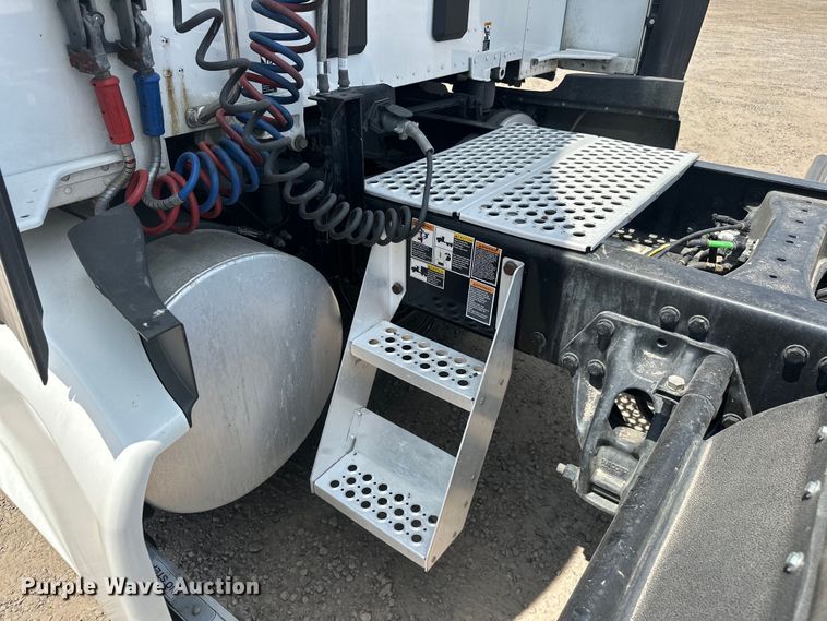 image for item EJ4357 2019 Kenworth  T680 semi truck