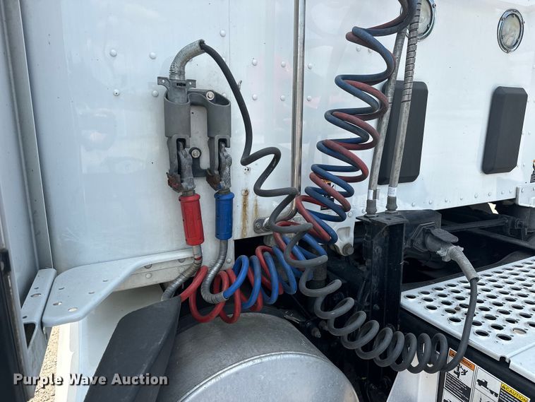 image for item EJ4357 2019 Kenworth  T680 semi truck