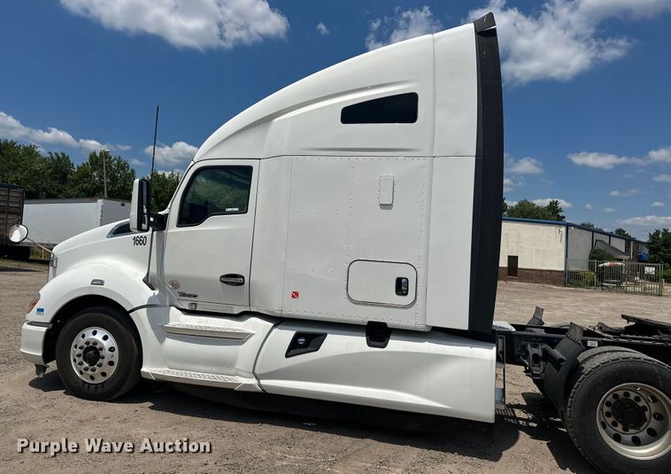 image for item EJ4357 2019 Kenworth  T680 semi truck