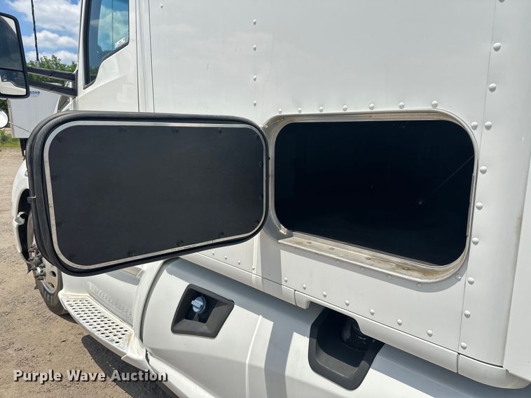 image for item EJ4357 2019 Kenworth  T680 semi truck