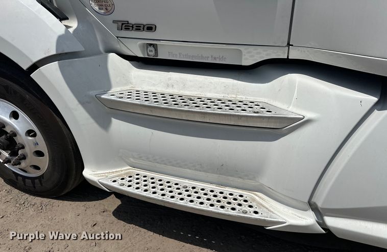 image for item EJ4357 2019 Kenworth  T680 semi truck