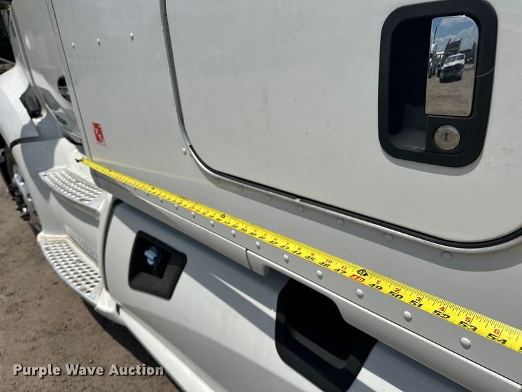 image for item EJ4357 2019 Kenworth  T680 semi truck