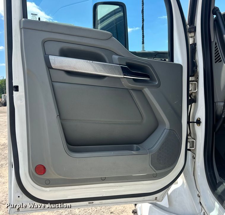 image for item EJ4357 2019 Kenworth  T680 semi truck