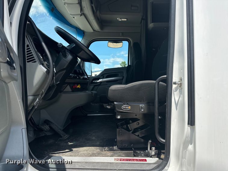 image for item EJ4357 2019 Kenworth  T680 semi truck