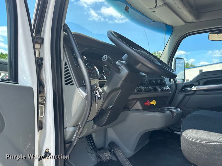 image for item EJ4357 2019 Kenworth  T680 semi truck