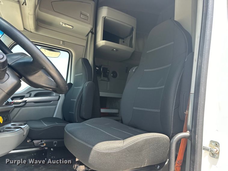 image for item EJ4357 2019 Kenworth  T680 semi truck