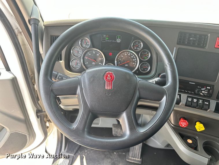 image for item EJ4357 2019 Kenworth  T680 semi truck