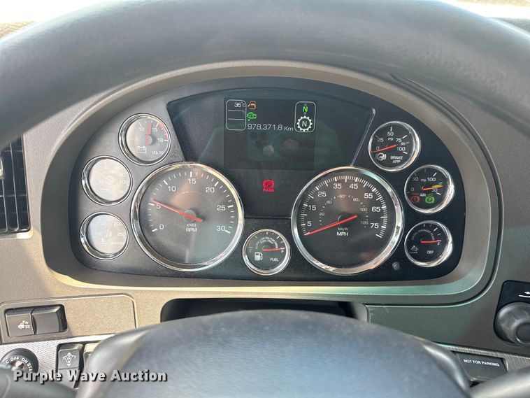 image for item EJ4357 2019 Kenworth  T680 semi truck