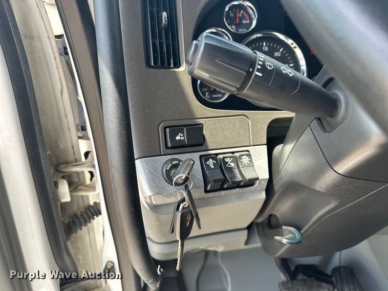 image for item EJ4357 2019 Kenworth  T680 semi truck