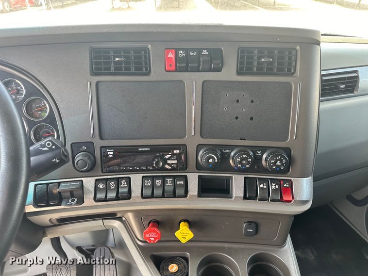 image for item EJ4357 2019 Kenworth  T680 semi truck