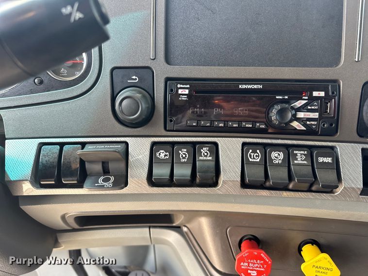 image for item EJ4357 2019 Kenworth  T680 semi truck