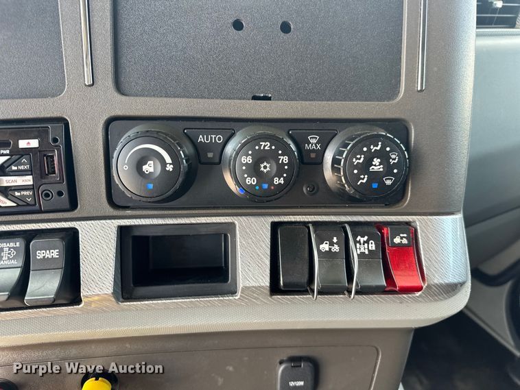 image for item EJ4357 2019 Kenworth  T680 semi truck