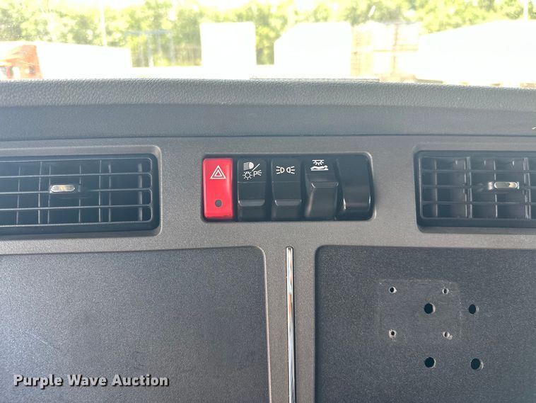 image for item EJ4357 2019 Kenworth  T680 semi truck