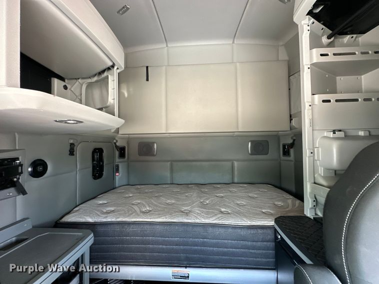 image for item EJ4357 2019 Kenworth  T680 semi truck