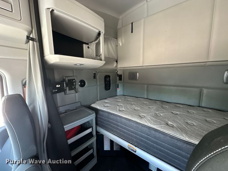 image for item EJ4357 2019 Kenworth  T680 semi truck