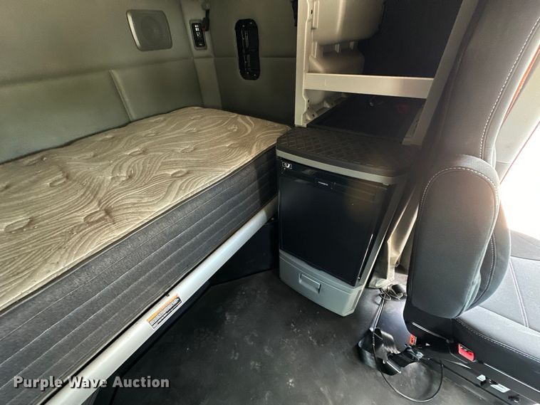 image for item EJ4357 2019 Kenworth  T680 semi truck