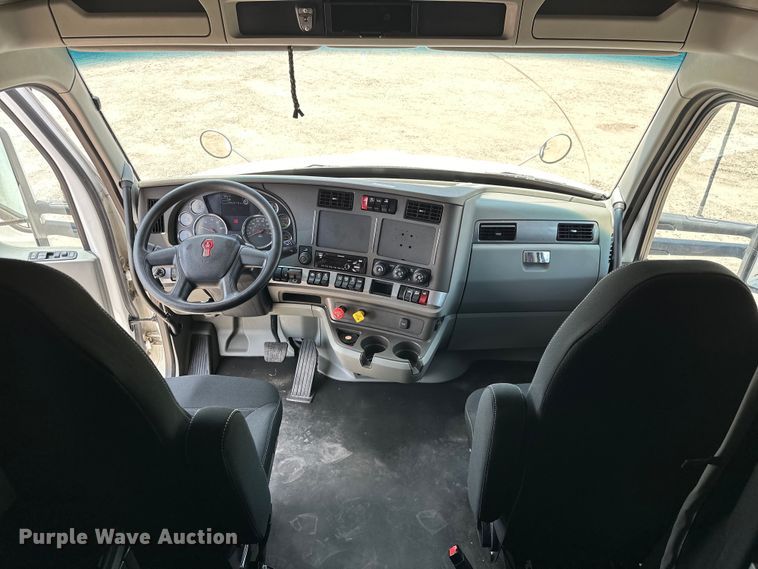 image for item EJ4357 2019 Kenworth  T680 semi truck