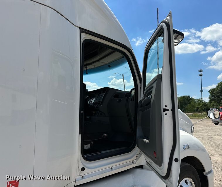 image for item EJ4357 2019 Kenworth  T680 semi truck