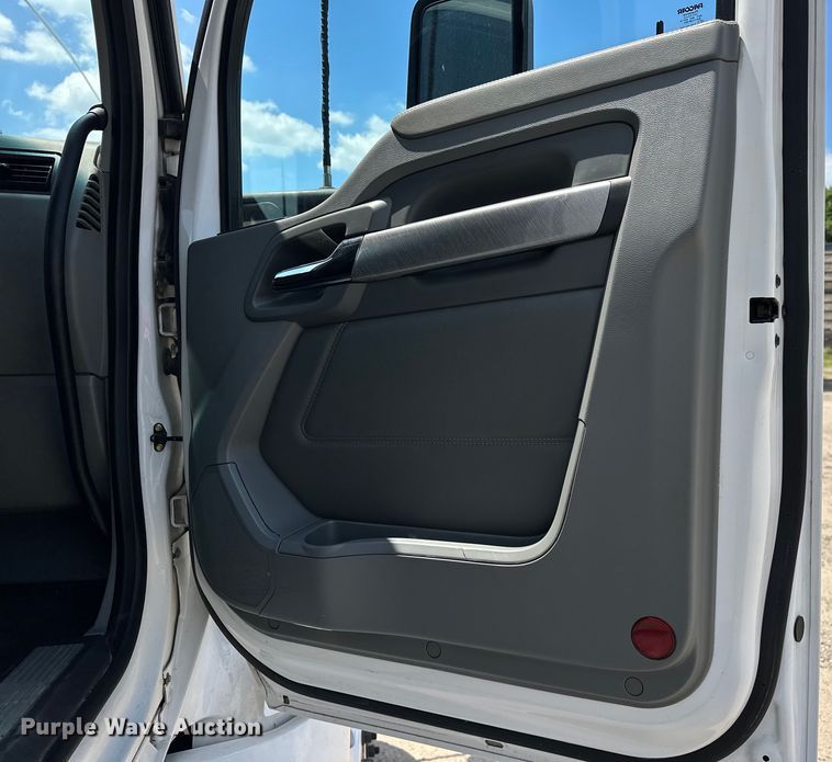 image for item EJ4357 2019 Kenworth  T680 semi truck