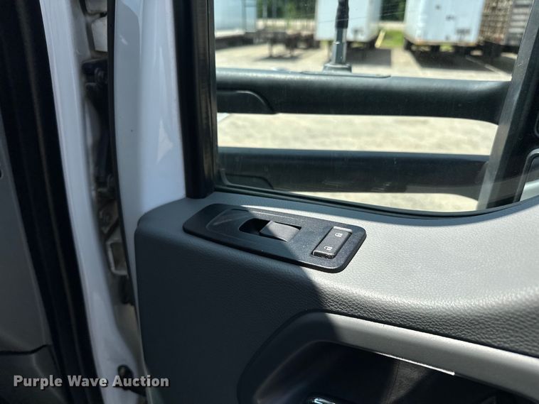 image for item EJ4357 2019 Kenworth  T680 semi truck