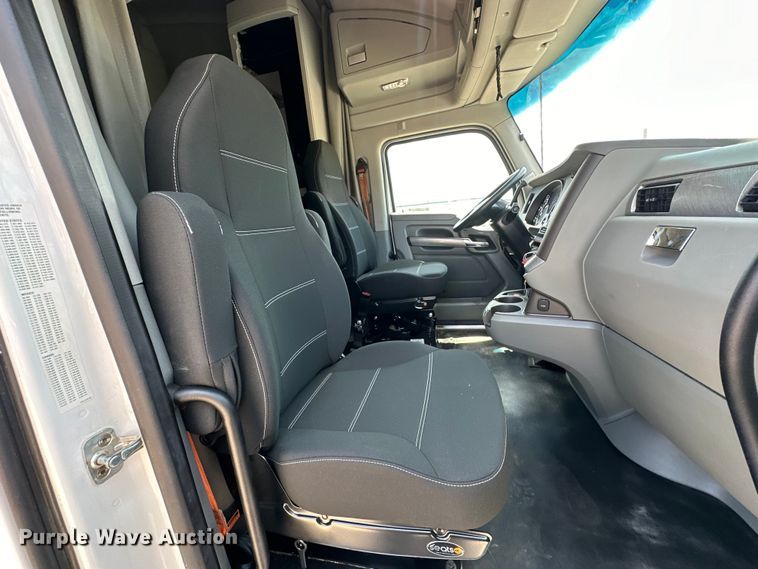 image for item EJ4357 2019 Kenworth  T680 semi truck