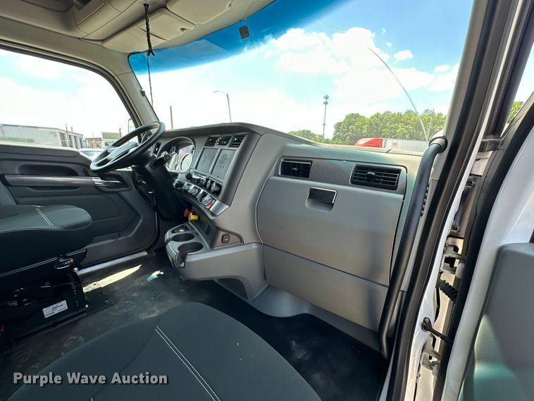 image for item EJ4357 2019 Kenworth  T680 semi truck