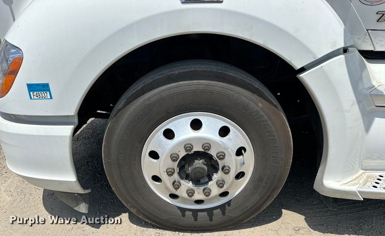 image for item EJ4357 2019 Kenworth  T680 semi truck