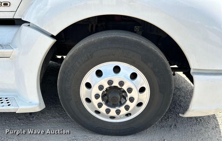 image for item EJ4357 2019 Kenworth  T680 semi truck