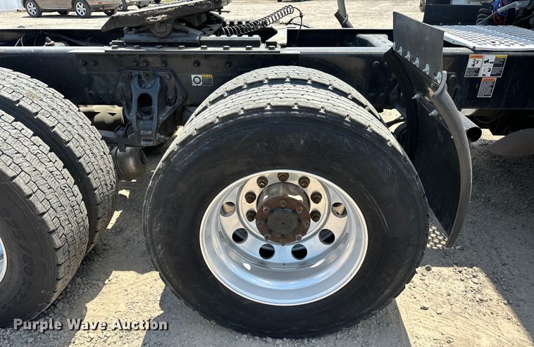 image for item EJ4357 2019 Kenworth  T680 semi truck