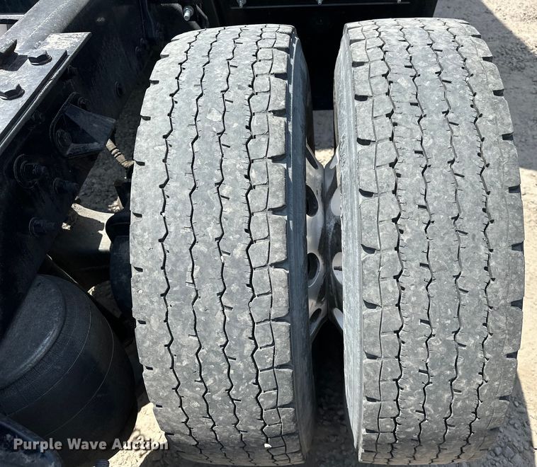 image for item EJ4357 2019 Kenworth  T680 semi truck