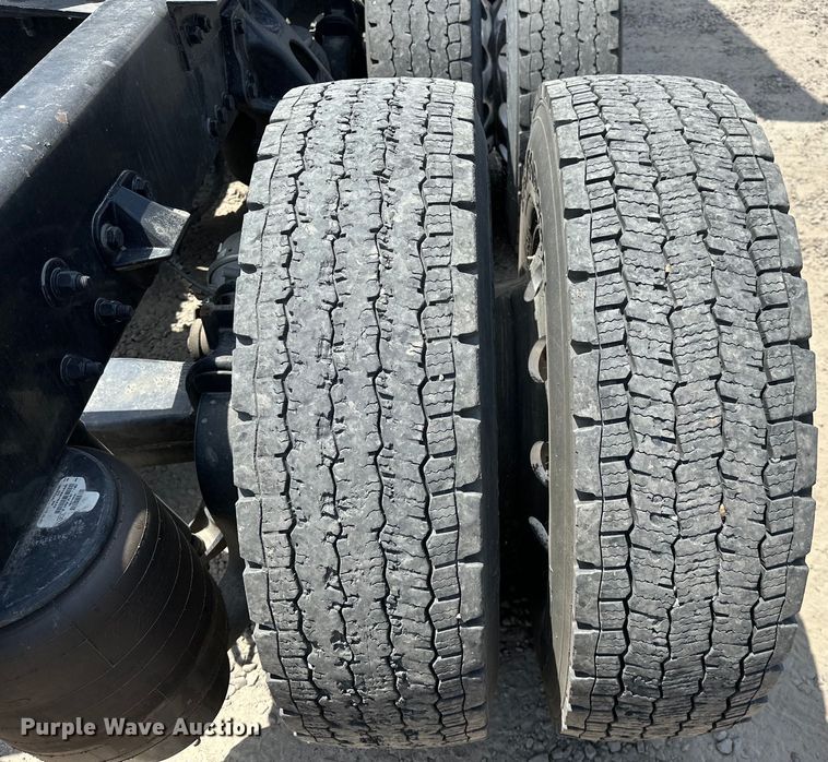 image for item EJ4357 2019 Kenworth  T680 semi truck