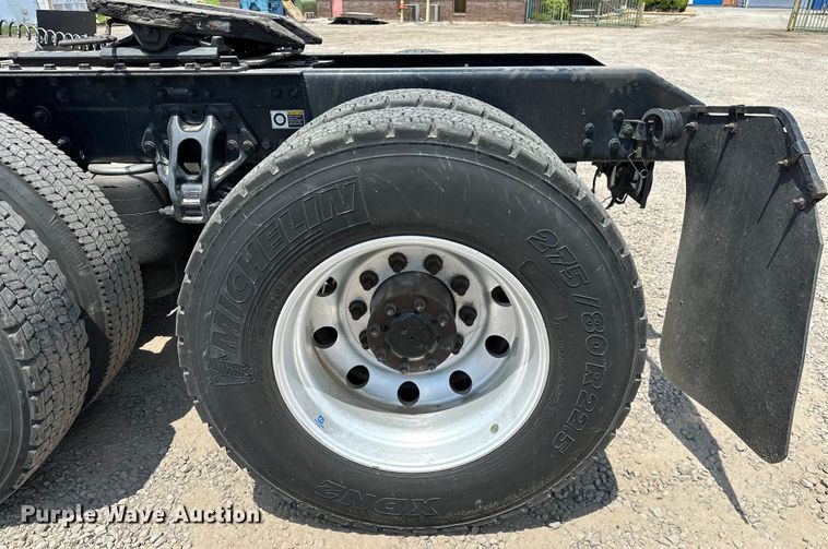 image for item EJ4357 2019 Kenworth  T680 semi truck