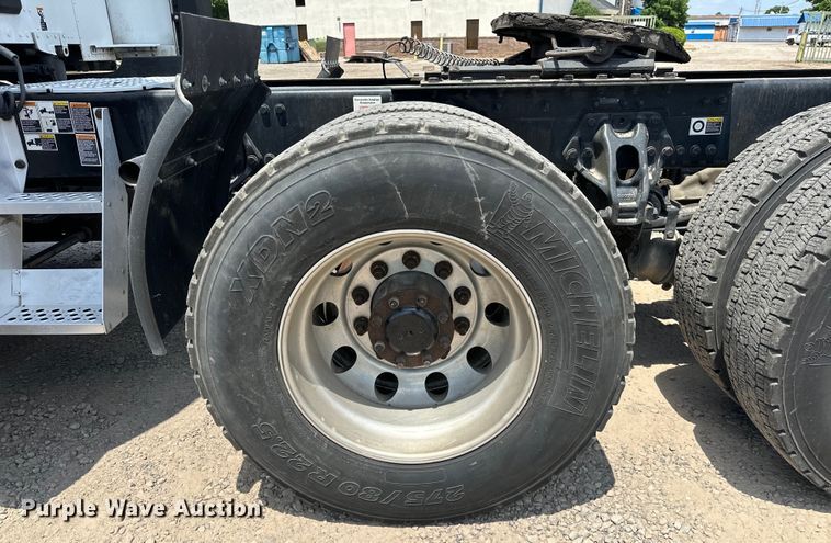 image for item EJ4357 2019 Kenworth  T680 semi truck