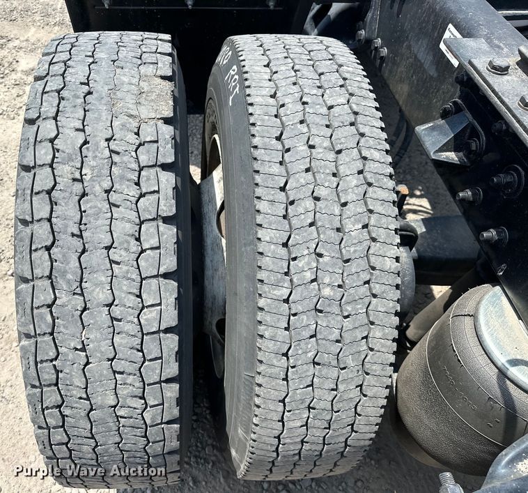 image for item EJ4357 2019 Kenworth  T680 semi truck