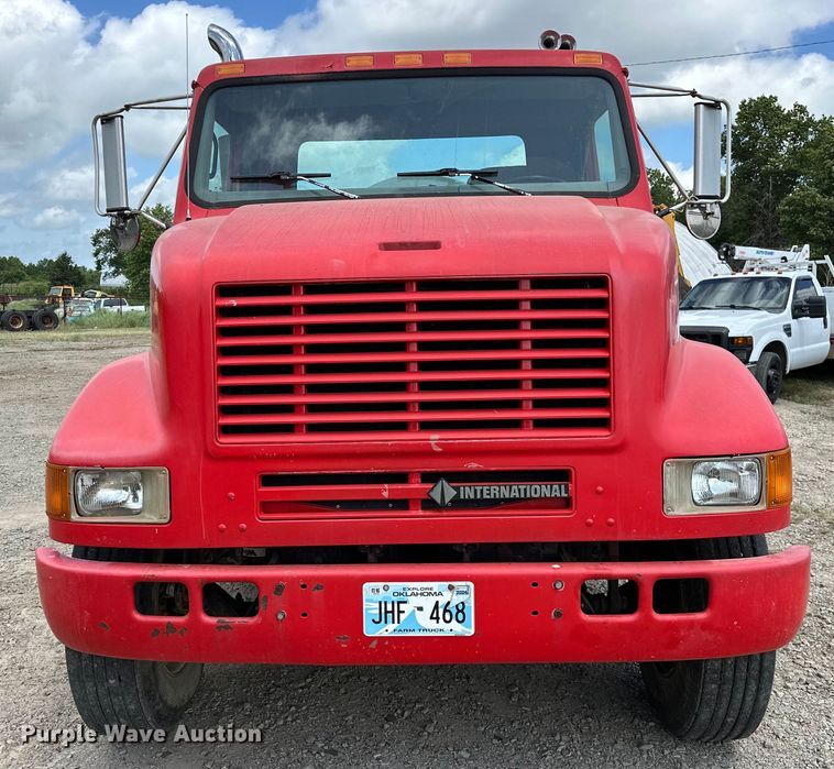 image for item EJ4364 2002 International  8100 flatbed truck