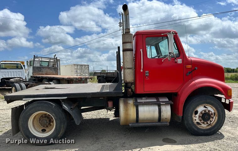 image for item EJ4364 2002 International  8100 flatbed truck