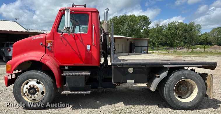 image for item EJ4364 2002 International  8100 flatbed truck