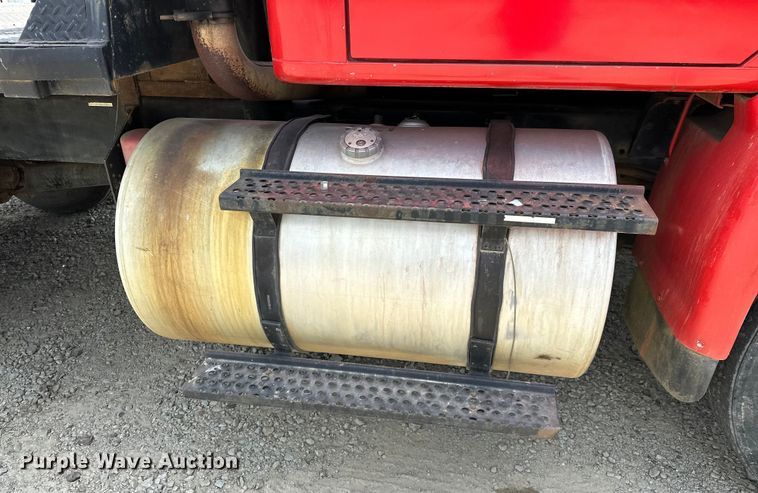 image for item EJ4364 2002 International  8100 flatbed truck