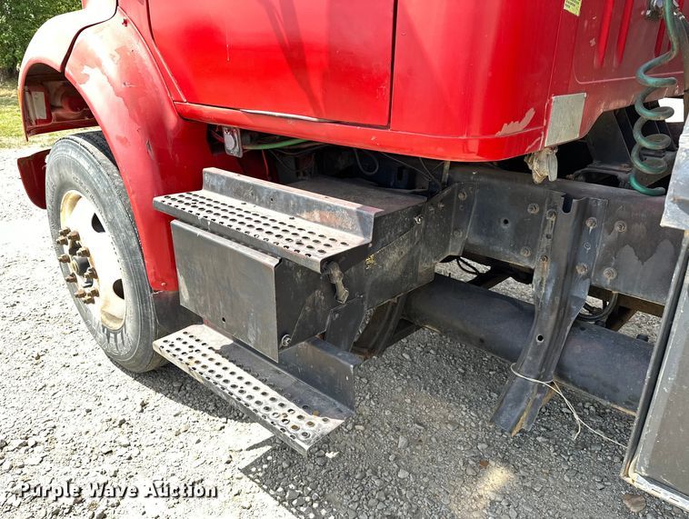 image for item EJ4364 2002 International  8100 flatbed truck