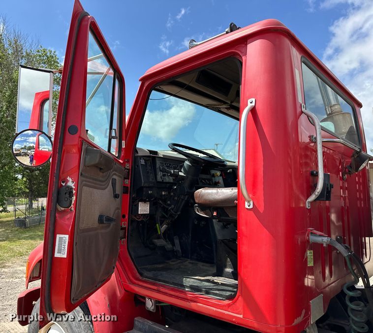 image for item EJ4364 2002 International  8100 flatbed truck