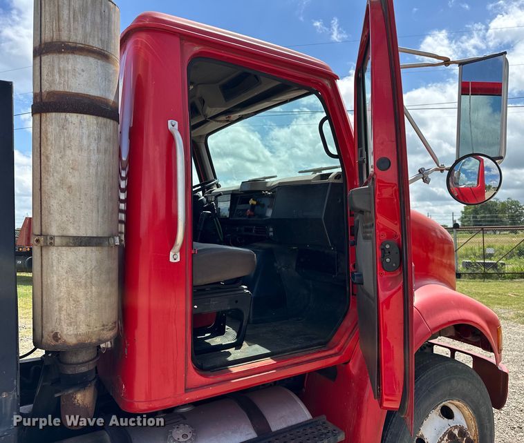 image for item EJ4364 2002 International  8100 flatbed truck