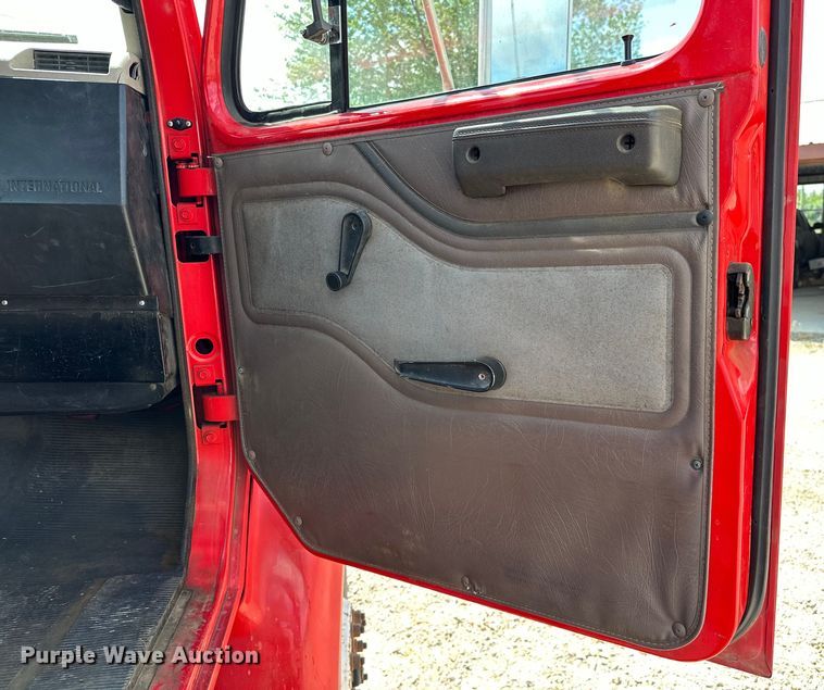 image for item EJ4364 2002 International  8100 flatbed truck