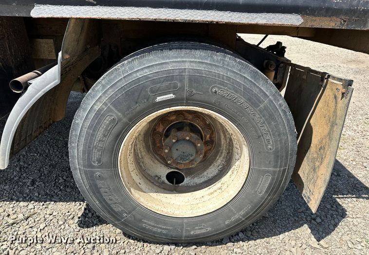 image for item EJ4364 2002 International  8100 flatbed truck