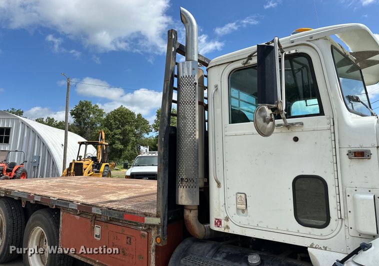 image for item EJ4365 1998 International  9100 flatbed truck