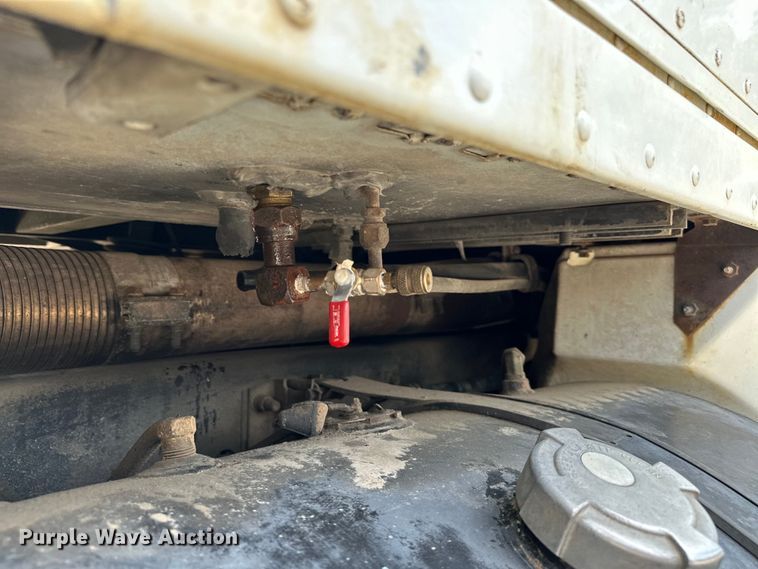 image for item EJ4365 1998 International  9100 flatbed truck