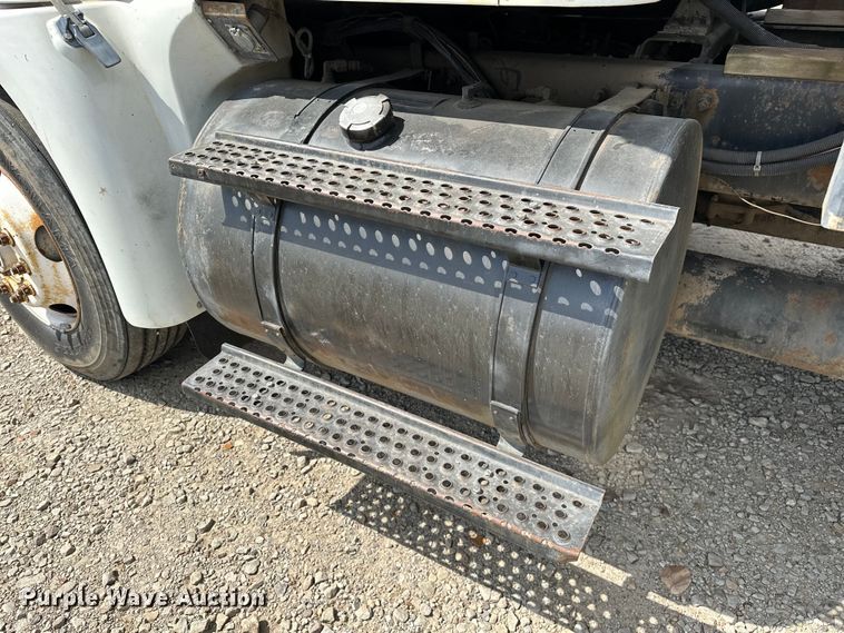 image for item EJ4365 1998 International  9100 flatbed truck