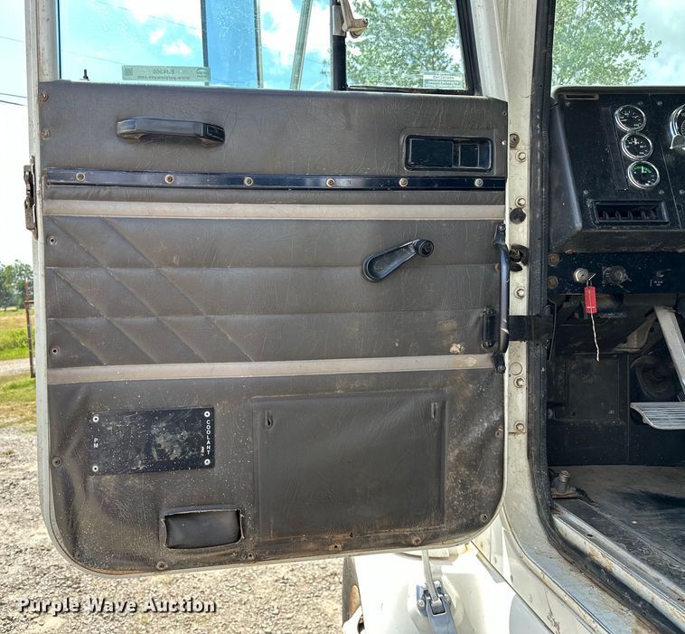 image for item EJ4365 1998 International  9100 flatbed truck